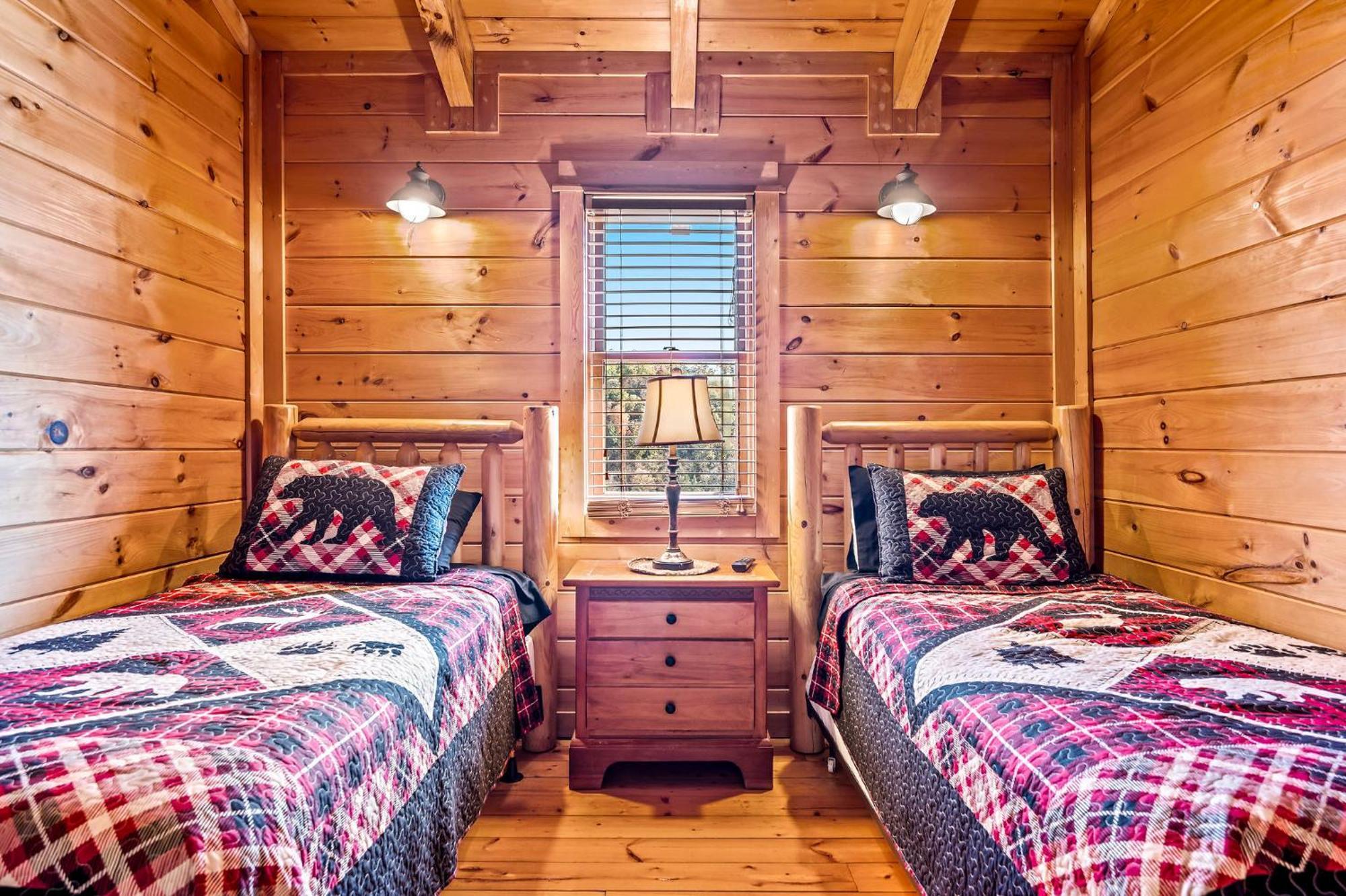 Bearfoot Pines - True Log Cabin - Wi-Fi, Hot Tub, Fishing, Deck With Views! - Mins To Pf 塞维尔维尔 外观 照片