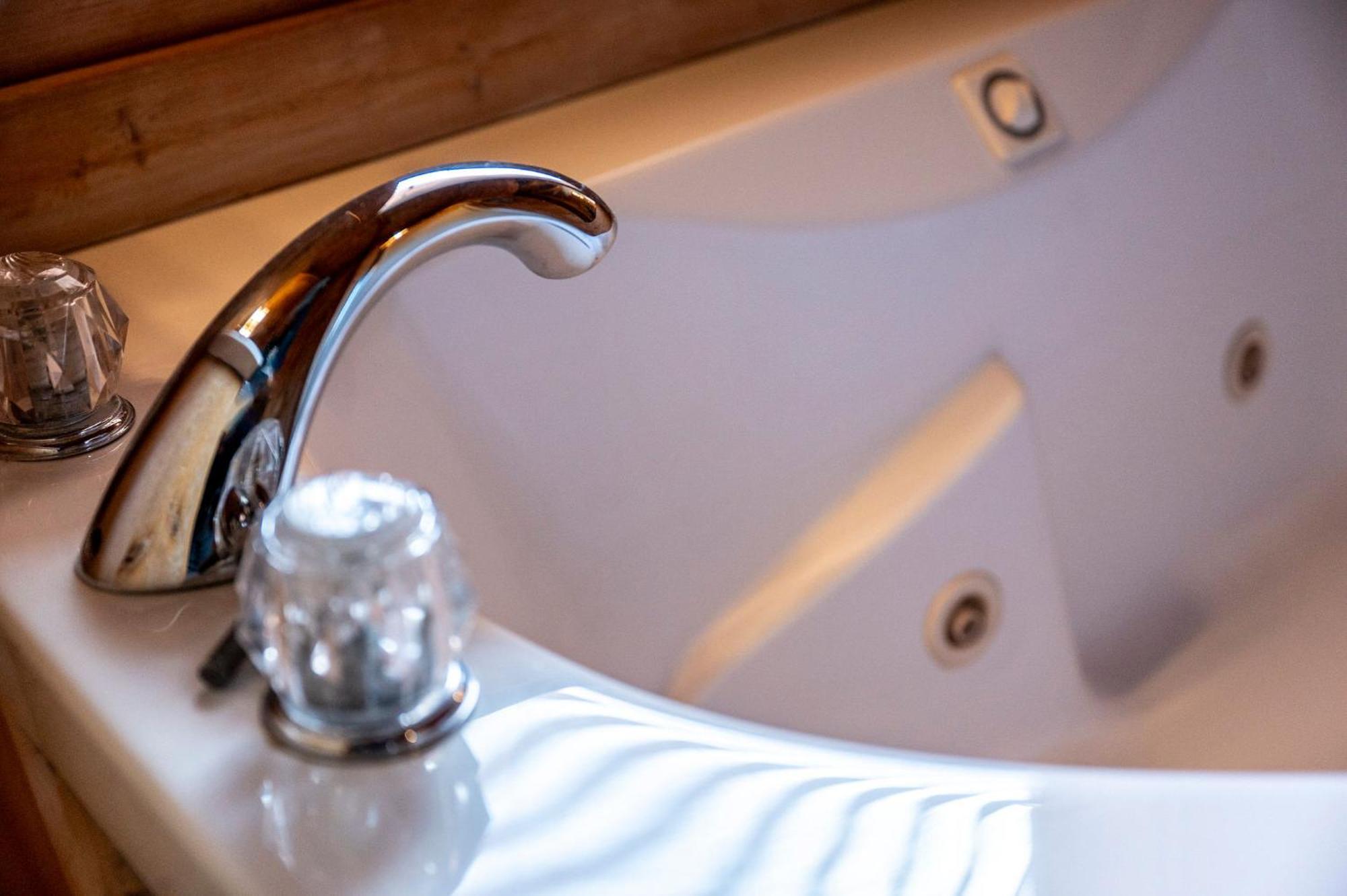 Bearfoot Pines - True Log Cabin - Wi-Fi, Hot Tub, Fishing, Deck With Views! - Mins To Pf 塞维尔维尔 外观 照片