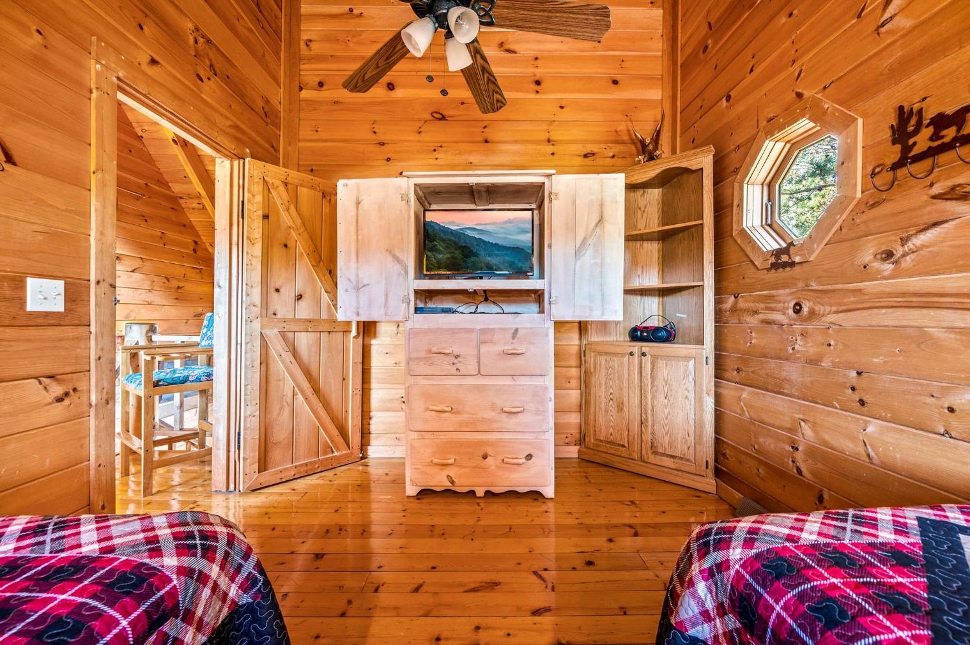 Bearfoot Pines - True Log Cabin - Wi-Fi, Hot Tub, Fishing, Deck With Views! - Mins To Pf 塞维尔维尔 外观 照片