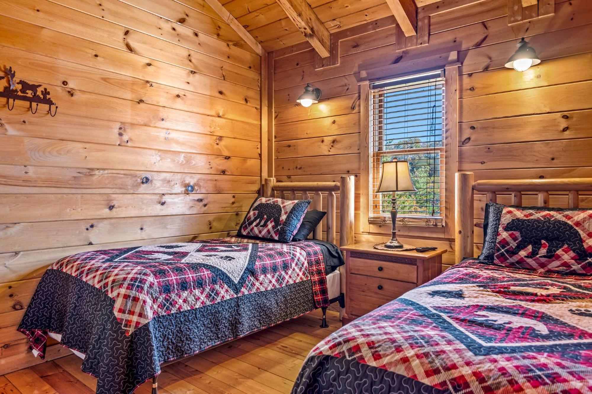 Bearfoot Pines - True Log Cabin - Wi-Fi, Hot Tub, Fishing, Deck With Views! - Mins To Pf 塞维尔维尔 外观 照片