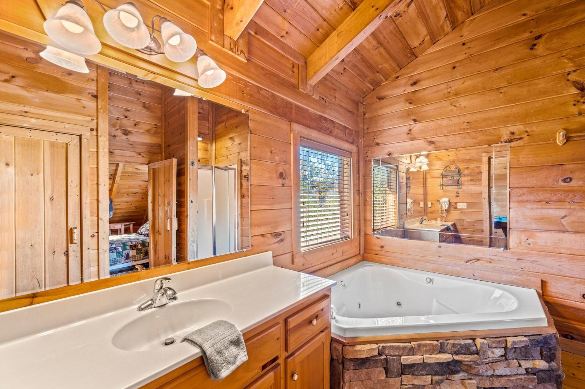 Bearfoot Pines - True Log Cabin - Wi-Fi, Hot Tub, Fishing, Deck With Views! - Mins To Pf 塞维尔维尔 外观 照片